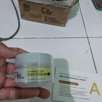 Product Review of Ella Skincare Day Cream SPF 30 with UV Protection - Melindungi Kulit dari Sinar Matahari, Aman utk Semua Jenis Kulit from r**i 0