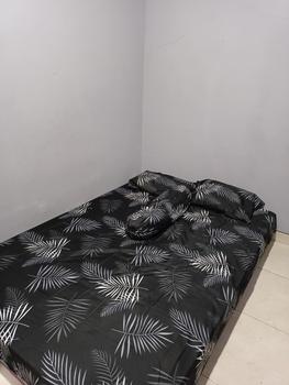 Product Review of SPREI MOTIF BLACK PALM BERKWALITAS ADEM Bantal Guling Karet Sarung Kain from i**e 0