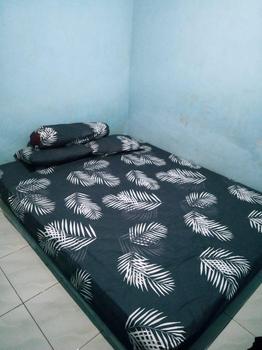 Product Review of SPREI MOTIF BLACK PALM BERKWALITAS ADEM Bantal Guling Karet Sarung Kain from m**. 0
