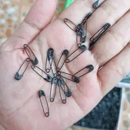 Peniti kecil hitam / peniti mini hitam / safety pins / peniti  / peniti jilbab / kemiti hijab / aksesoris hijab / aksesoris jilbab / accesories
