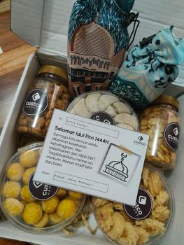 Product Review of Hampers Kue Lebaran Premium + Kacang + Sajadah | KL04 | Custco Kue Kering | Parcel Kue Kastangel | Kue Nastar from Z**s 0