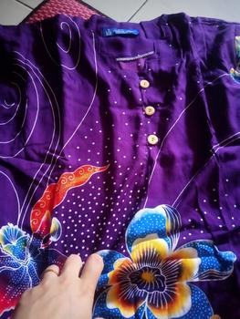 Product Review of Kencana Ungu Daster 40 KUB Label Biru | Daster Tangan Pendek Di Bawah Lutut Leher Bergelombang 3 Kancing Depan Batik Busui from c**2 0