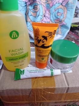 Product Review of Liz Skincare Paket Flek Hitam 4 in 1 Facial Wash Krim Pemutih Malam Siang Sunscreen Tabir Surya - Pencerah Lightening from y**a 0