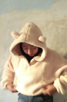 Product Review of Sweater Hoodie Crope V Bear Sherpa Bulu Domba Fit Wanita Tebal Oversize Cream from O**😂 0