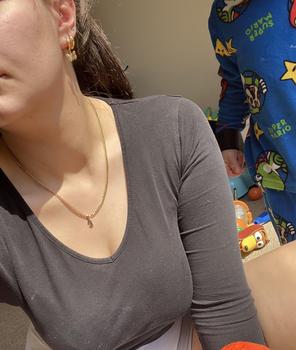 Product Review of OLD ENGLISH INITIAL NECKLACE from E**a ** 0