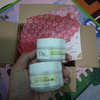 Product Review of Ella Skincare Day Cream SPF 30 with UV Protection - Melindungi Kulit dari Sinar Matahari, Aman utk Semua Jenis Kulit from r**i 0