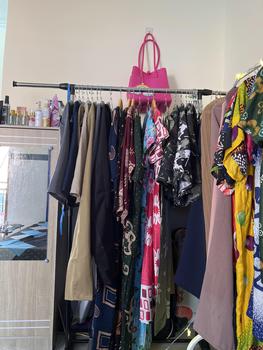 Product Review of GEI - Stand Hanger Single Praktis Gantungan Baju Stainless Steel Dengan Roda Untuk Gantungan Hijab, Mukena, Handuk, Baju, Kaos Bahan Pipa Stainless from N**s F**🏻 0
