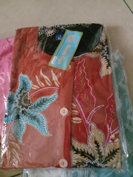Product Review of Kencana Ungu Daster 40 KUB Label Biru | Daster Tangan Pendek Di Bawah Lutut Leher Bergelombang 3 Kancing Depan Batik Busui from Y**a 0