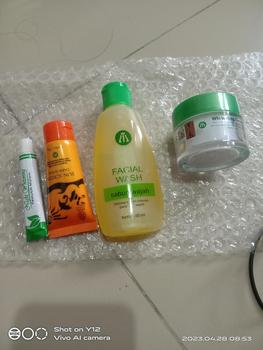 Product Review of Liz Skincare Paket Flek Hitam 4 in 1 Facial Wash Krim Pemutih Malam Siang Sunscreen Tabir Surya - Pencerah Lightening from a**5 0