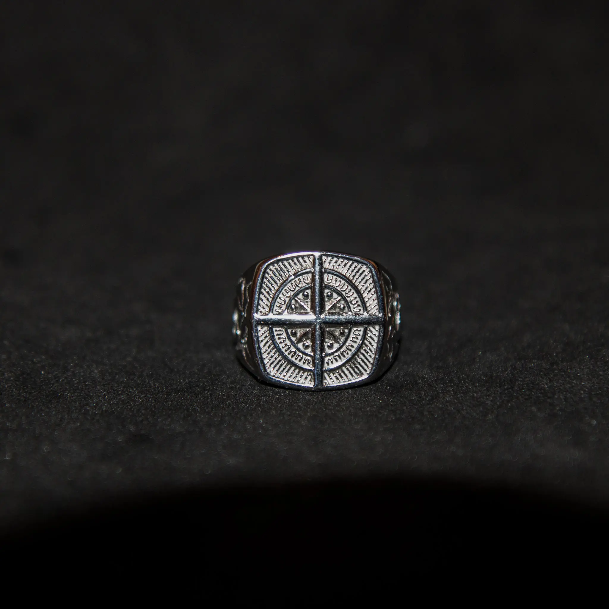 Compass Ring by Luxsy - Durable Stainless Steel Ring with Embossed Compass and Star Design - Perfect for Jet-Setters and Travellers - Symbol of Hope and Direction in Life